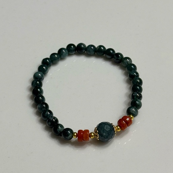 Elegant Green and Red Beaded Bracelet - Picture 1 of 1